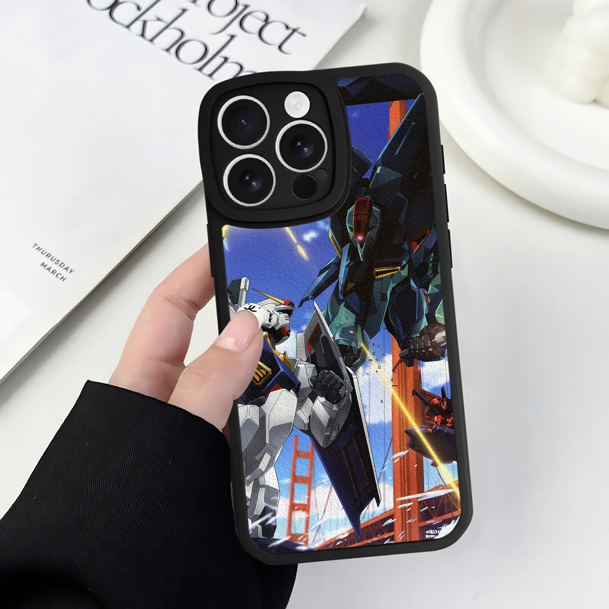 （画像用） 機動戦士ガンダム Mobile Suit Gundam 【iPhone 16シリーズ対応】シリコンスマホケース（レザー調） 材質：シリコン
